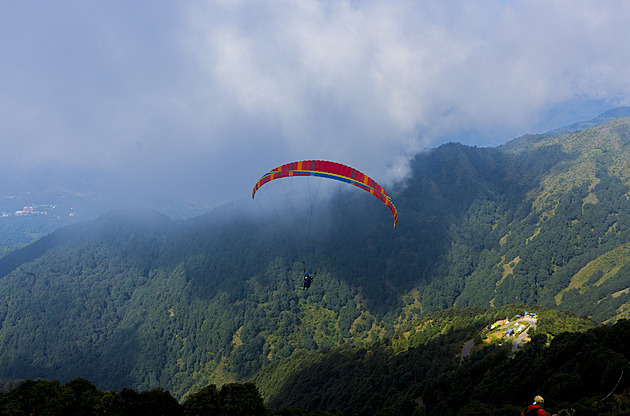 Druhá smrt při paraglidingu v Indii. Češka zemřela poté, co narazila do hory