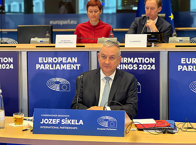 Europoslanci rozhodnou o nové Evropské komisi. Von der Leyenová chce víc zbrojit
