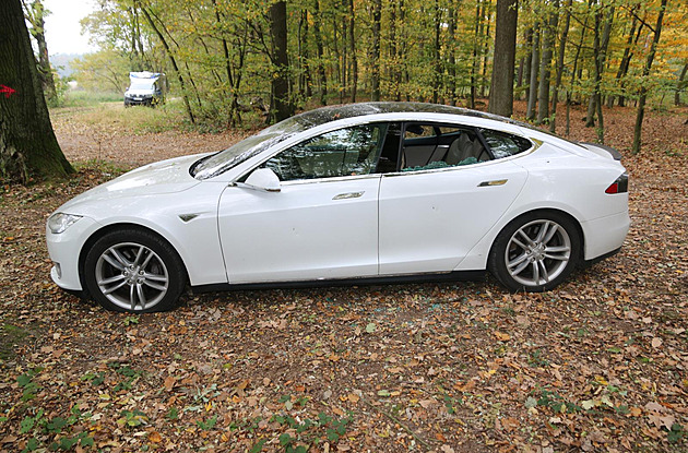 Na lesní cest poblí silnice 304 mezi Kivicemi a Bolehotí kdosi pokodil vz...