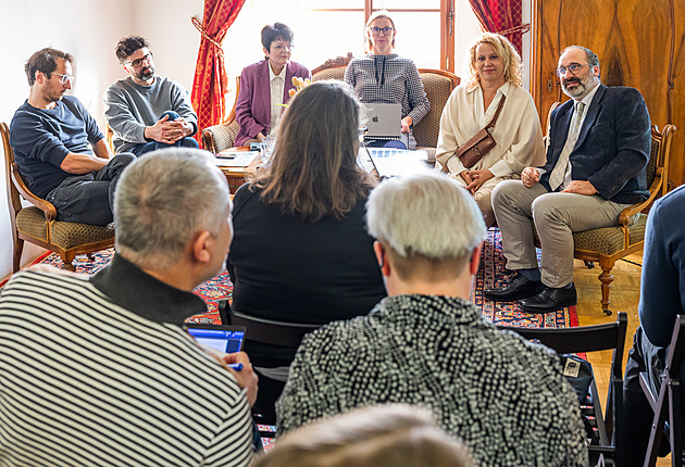 T�etí zleva je Ilona Dvo�áková (nez.), nám�stkyn� primátorky pro oblast...