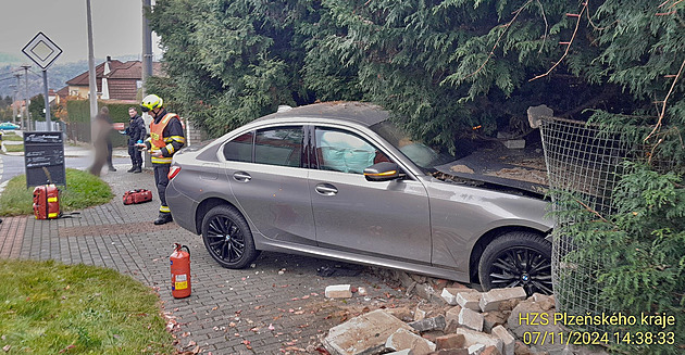 idika se pln nevnovala ízení a vjela do plotu. Vyvázla s lehím zranním....