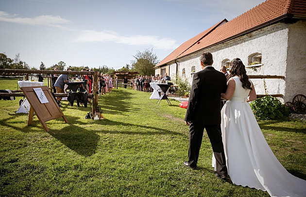 Pro svatební den si páry stále astji vybírají stodoly na venkov nebo na...