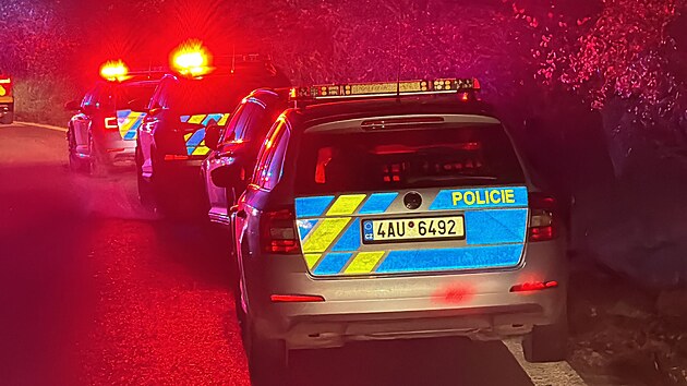 U praských Bchovic havaroval osobní vz. Auto vyjelo ze silnice a skonilo na...