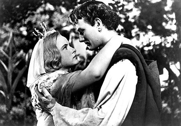 Alena Vr�nov� a Vladim�r R� v �ernob�l� poh�dce Py�n� princezna (1952). Nov�...
