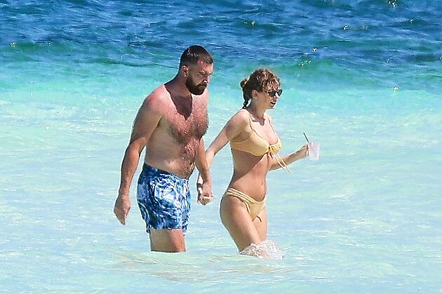 Fotogalerie: Zpěvačka Taylor Swift a její partner Travis Kelce (Bahamy, 21.  března 2024)