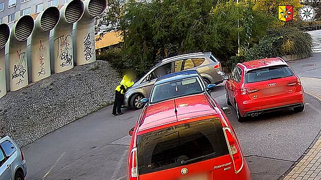 VIDEO: Řidička se nechtěla smířit s pokutou, do strážnice několikrát najela - iDNES.cz