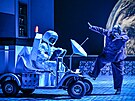 Daniel Matou�ek (Blankytn�) a Nicky Spence (Mat�j Brou�ek) v brn�nsk� inscenaci...