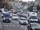 V ulici V Hole�ovi�k�ch zhoustl provoz. (1.11.2024)
