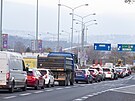 V ulici V Hole�ovi�k�ch zhoustl provoz. (1.11.2024)