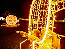 Rozsvcen svtelnho parku. Svtla vyprvj ve lutch lznch v Praze.