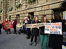Asi stovka protestujcch en pila na ustavujc zastupitelstvo...