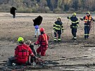 Profesion�ln� i dobrovoln� hasi�i vypro��ovali na Se�i mlad�ka, kter� uv�zl v...