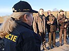 Policistky na honu v P�stov� u Jihlavy kontrolovaly vybaven� myslivc� i to, zda...