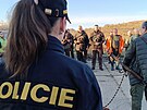 Policistky na honu v P�stov� u Jihlavy kontrolovaly vybaven� myslivc� i to, zda...