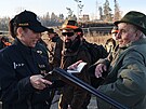 Policistky na honu v P�stov� u Jihlavy kontrolovaly vybaven� myslivc� i to, zda...