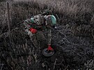 Voják 24. mechanizované brigády instaluje miny a nevýbu�né p�eká�ky podél...