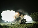 Ukrajin�tí vojáci pálí ze 122mm d�lost�eleckého kanónu na ruské pozice v...