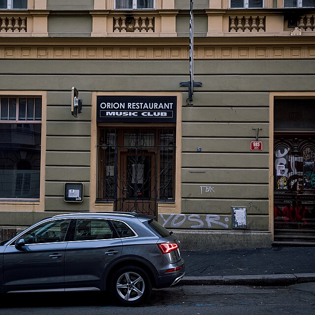 Probl�mov� klub Orion se nach�z� v �eho�ov� ulici, p�i�em� otev�eno m� od 21. do 5. hodiny.