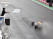 Max Verstappen projídí cílem VC Brazílie.