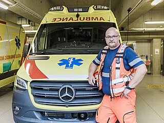Krom toho, e sanitku musí co nejdív dostat do cíle, pomáhá Honza marda s...
