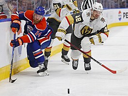 Tomá� Hertl z Vegas Golden Knights (vpravo) a Mattias Ekholm z Edmonton Oilers...