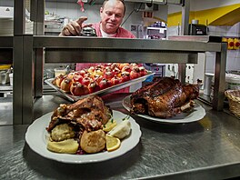 �éfkucha� Lud�k Hauser v Masných krámech v �eských Bud�jovicích p�ipravuje na...