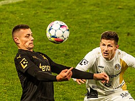 Slávista Tomá Hole zpracovává mí v utkání proti Hradci Králové.