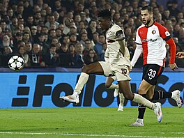 Karim Konate (vlevo) ze Salcburku zakonuje v zápase s Feyenoordem Rotterdam.