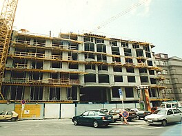 Historické snímky z výstavby hotelu Marriott Praha v roce 1998-1999. Hotel se...