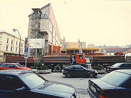 V centru Prahy vyrostl v roce 1999 nový hotel, ve kterém byly ubytovány velké...