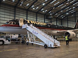 Prezidentovi pat�í i letadlo Boeing, nazývané Trump 757. Pohán�ný motory Rolls...