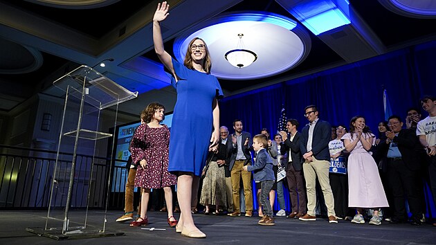 Sarah McBrideov� se stala prvn� transosbou zvolenou do Kongresu USA. Do Sn�movny reprezentant� se dostala za st�t Delaware (5. listopadu 2024) 