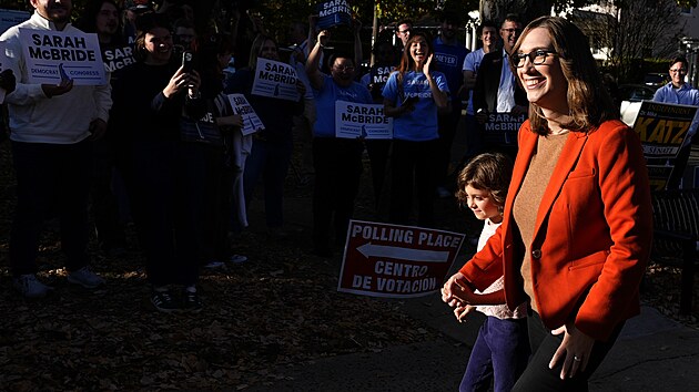 Demokratick� kandid�tka do Kongresu za st�t Delaware Sarah McBrideov� p�ich�z� k volb�m (4. listopadu 2024) 