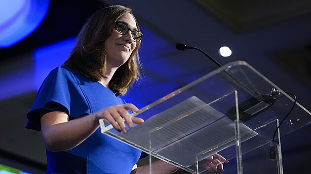 Sarah McBrideov� se stala prvn� transosbou zvolenou do Kongresu USA. Do Sn�movny reprezentant� se dostala za st�t Delaware (5. listopadu 2024) 