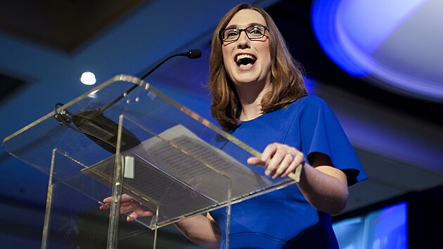 Sarah McBrideov� se stala prvn� transosbou zvolenou do Kongresu USA. Do Sn�movny reprezentant� se dostala za st�t Delaware (5. listopadu 2024) 