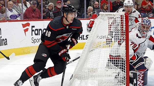 Martin Ne�as z Caroliny za brankou Washingtonu.