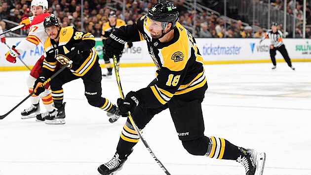 Pavel Zacha z Bostonu stl na branku Calgary.