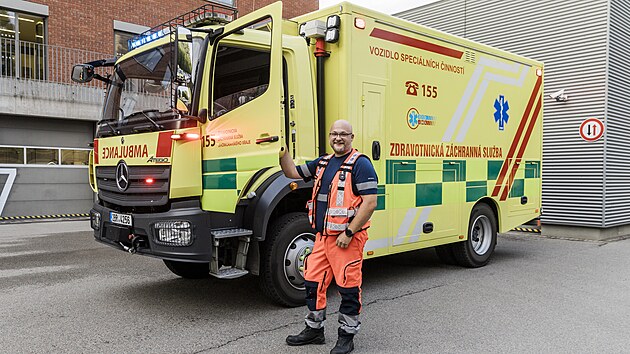 Krom� b�n� sanitky used� �idi�-z�chran�� Honza �marda i za volant velkokapacitn�ho vozu ur�en�ho pro mimo��dn� ud�losti.