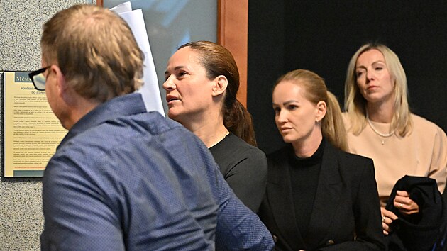 Zprava ob�alovan� Renata Mare�kov�, Monika Jano�kov� a Denisa Hlubock� u M�stsk�ho soudu v Brn�, kter� se za�al zab�vat kauzou kolem p�id�lov�n� nebytov�ch prostor v ulici Hlinky 46 a Hlinky 46a. (7. listopadu 2024)