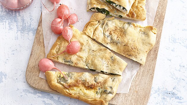 Chlebové placky plnné dvma druhy sýra a penátem