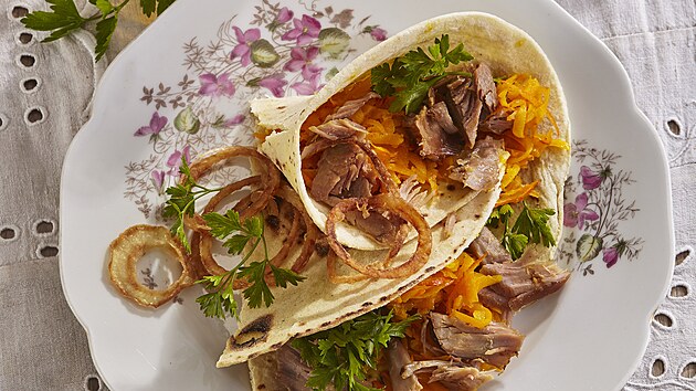 Bramborové loke s trhaným krtím masem a dýovým zelím