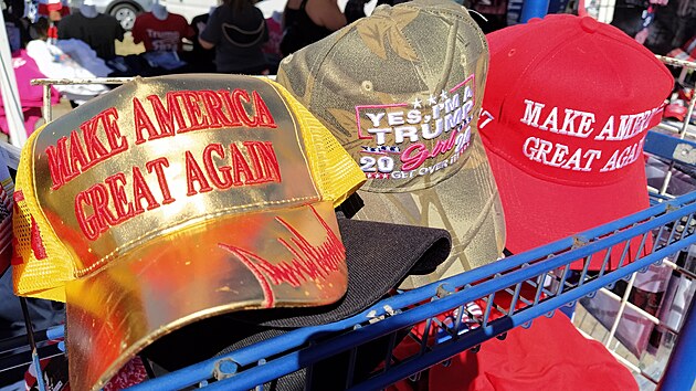 Trump�v �merch� na mítinku v Salemu ve Virginii. Výb�r byl pestrý. (2....
