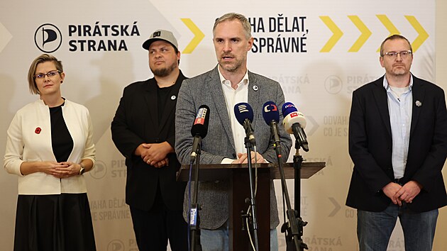 Pirti zvolili nov veden. Za pedsedou Zdekem Hibem stoj zleva mstopedsedov Hana Hajnov, Martin mda a Michal Blha. (9. listopadu 2024)