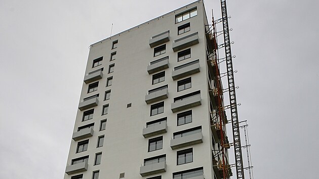 V brn�nsk�ch �ern�ch Pol�ch na t��d� Gener�la P�ky vyr�st� bytov� komplex Nad Arboretem, kter�mu v�vod� 54 metr� vysok� v�. V�e m� b�t hotov� na ja�e roku 2025. (��jen 2024)