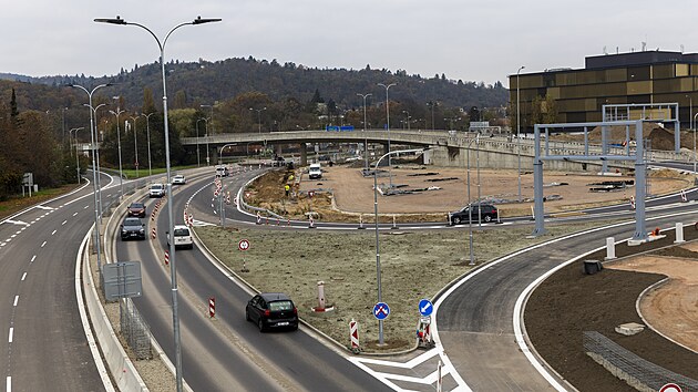 Bauerova ulice v Brn, kter je soust velkho mstskho okruhu, se po opravch znovu otevela provozu. (6. listopadu 2024)