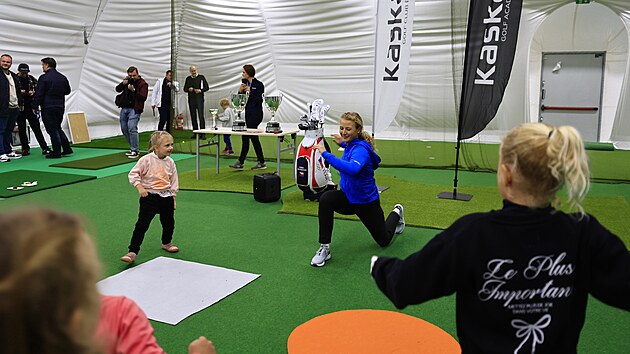 Golfov resort Kaskda v Kuimi na Brnnsku otevel prvn specializovanou halu pro golf v republice. S dtmi si pi zahjen provozu zatrnovala nejlep esk hrka Sra Kouskov. (7. listopadu 2024)