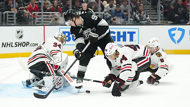 Brank�� Petr Mr�zek ze Chicaho Blackhawks zasahuje proti Brandtu Clarkovi z LA Kings.