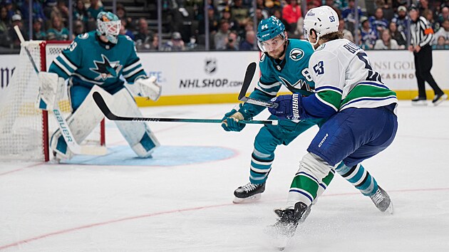 Jan Rutta ze San Jose Sharks se stav� do cesty Tedymu Bluegerovi z Vancouver Canucks.