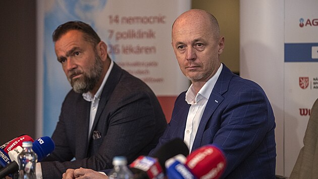 Jan Sto�es a Petr P�la na tiskov� konferenci �esk�ho tenisov�ho svazu.