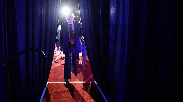 Republik�nsk� kandid�t na prezidenta, Donald Trump, odch�z� z volebn� akce v Palm Beach Convention Center na Florid�. (6. listopadu 2024)